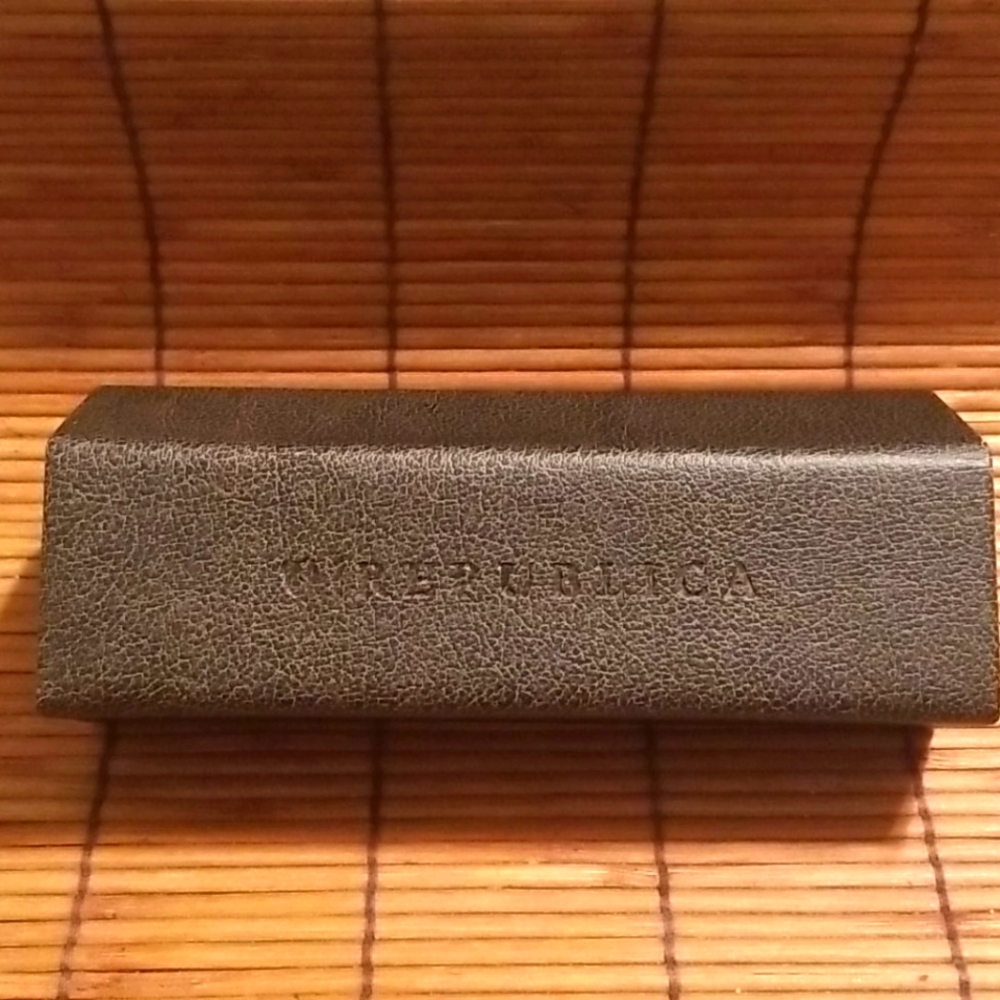 REPUBLICA EYEWEAR CASE